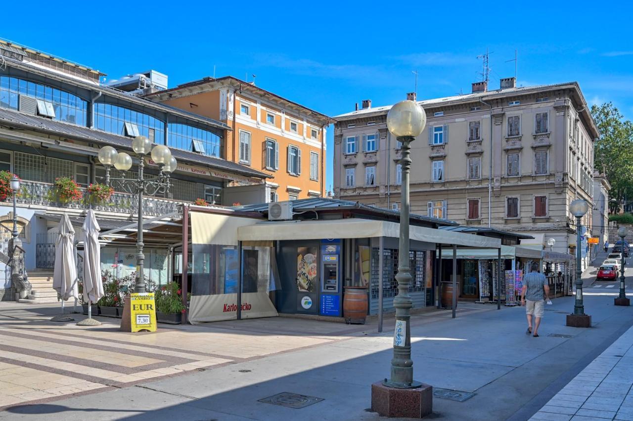 Collins Emerald Center Pula Exterior foto